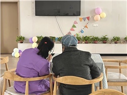 當(dāng)你老到忘了世界，我該拿什么來(lái)愛(ài)你